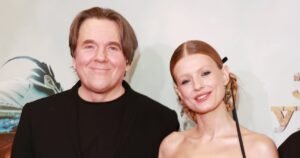 Софья Эрнст в эффектном образе снялась на бильярдном столе