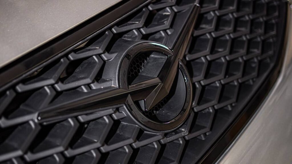 УАЗ представил обновленные внедорожники с улучшенным двигателем и трансмиссией