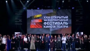 В Благовещенске открылся XXIII фестиваль 'Амурская осень': звезды кино и театра съехались на 'красную дорожку'