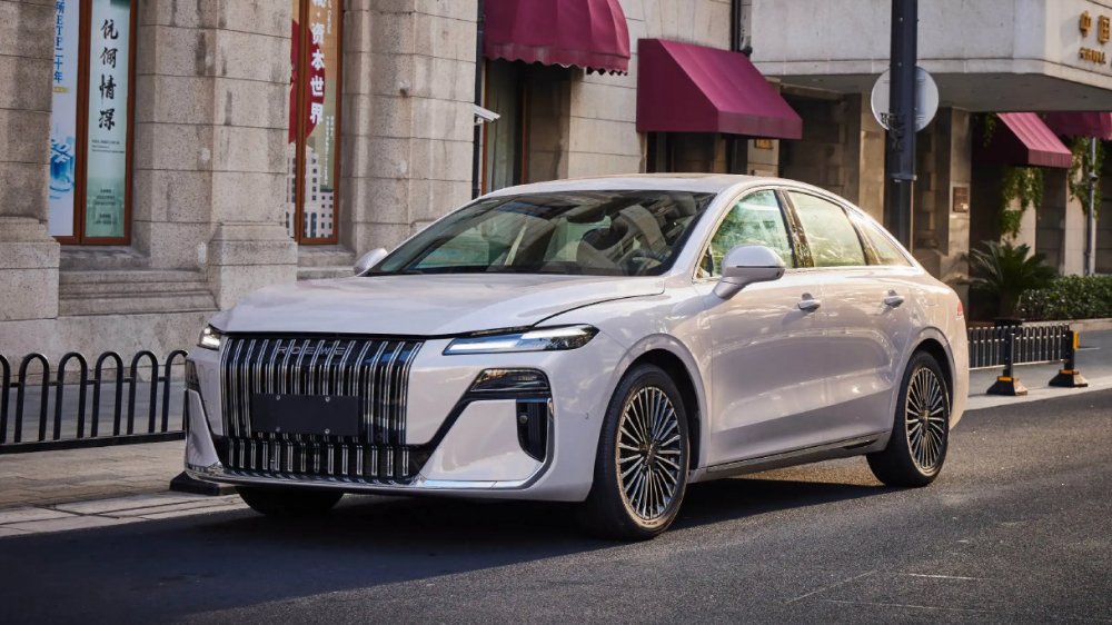 В Чэнду представлен доступный гибридный седан Roewe M7 DMH