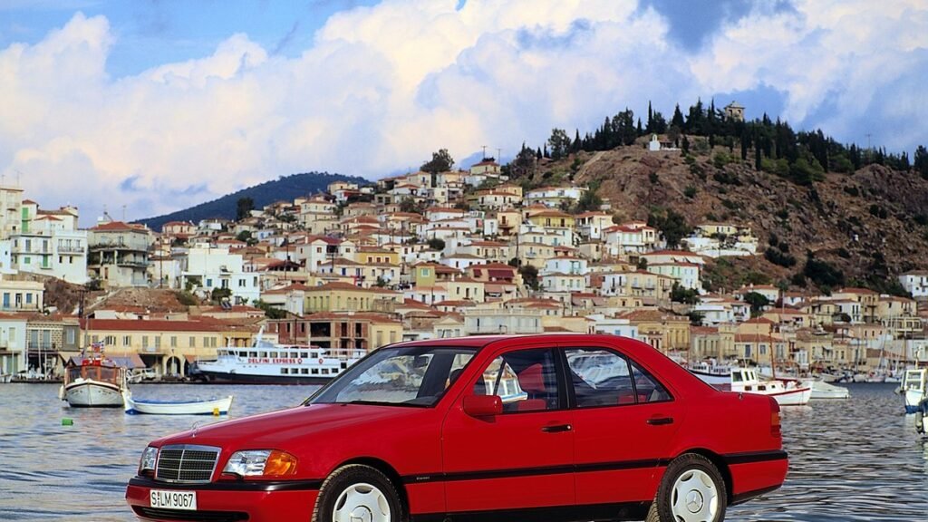 В России стартовали продажи ретро-капсулы Mercedes C-Class 1995 года