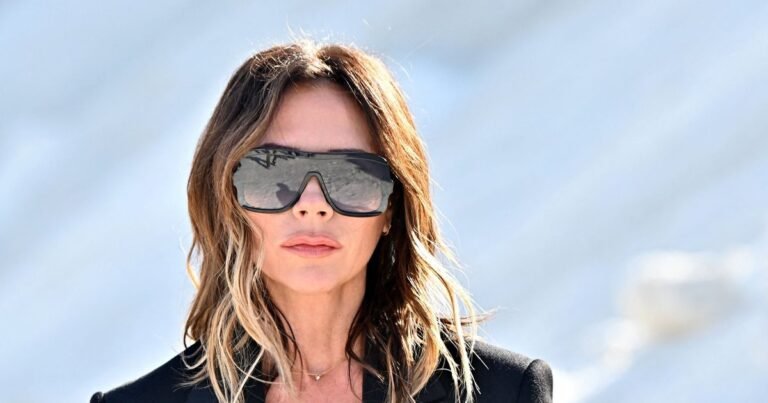 Виктория Бекхэм впечатляет модельными ногами в черном мини