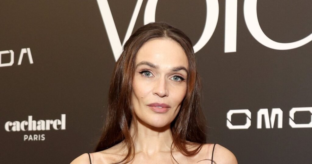 Водонаева восхитила фанатов фигурой в оригинальном купальнике у бассейна