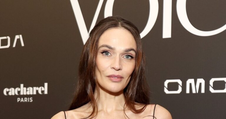 Водонаева восхитила фанатов фигурой в оригинальном купальнике у бассейна