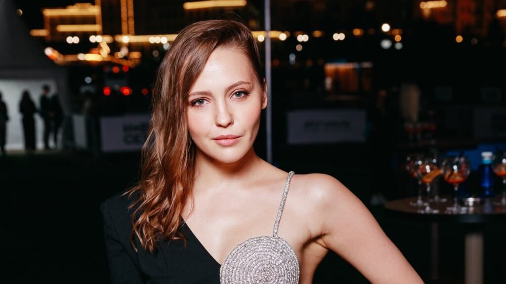 Звезда сериала «Метод» появилась на красной дорожке в откровенном мини-платье