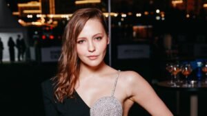 Звезда сериала «Метод» появилась на красной дорожке в откровенном мини-платье