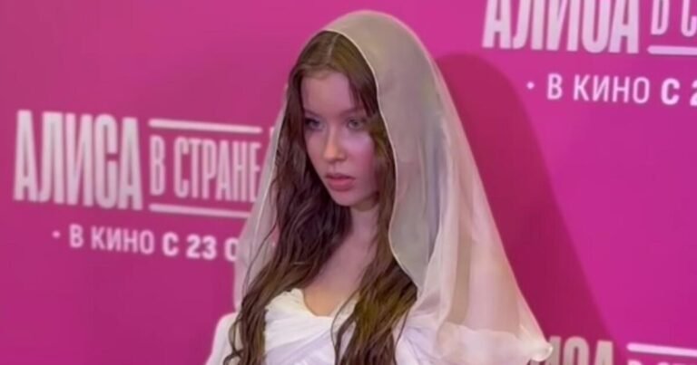 16-летняя Анна Пересильд в образе невесты появилась на премьере с Дмитриенко