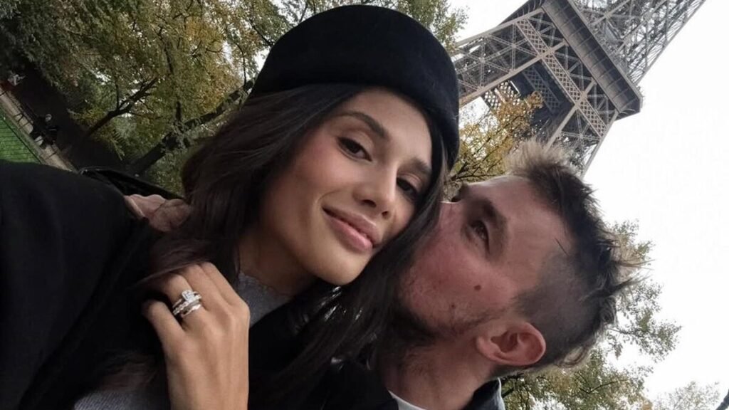 Александр Петров показал романтический Париж с новой женой