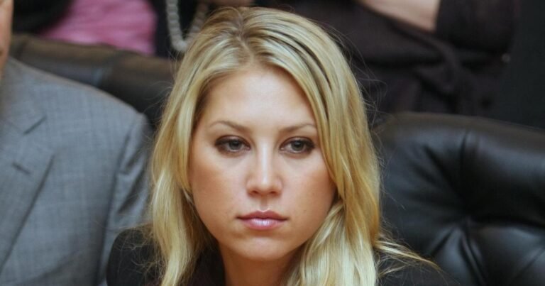 Анна Курникова в желтом костюме утки: скрывает ли четвертый ребенок?