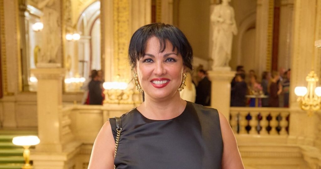 Анна Нетребко в мини-шортах: 54-летняя оперная певица поразила фигурой