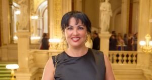 Анна Нетребко в мини-шортах: 54-летняя оперная певица поразила фигурой