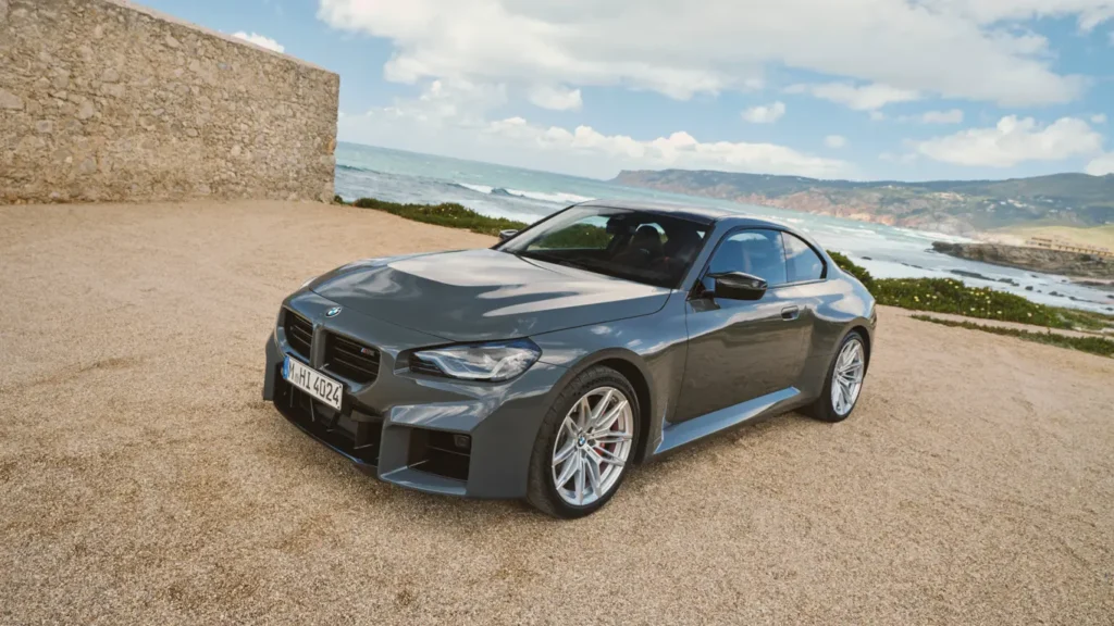 BMW M2 получил «лебединую» шею: новый спойлер и вызов суперкарам