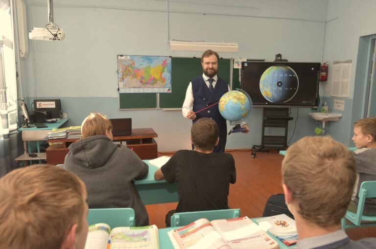 День учителя в России 2025: традиции, поздравления и подарки