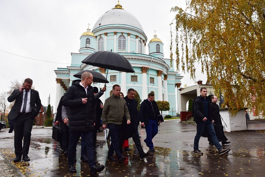 Дмитрий Медведев посетил Знаменский монастырь в Курске