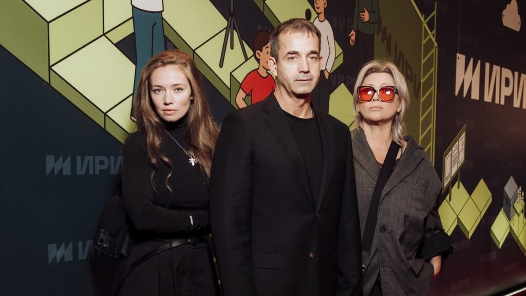 Дмитрий Певцов с женой и приемной дочерью появился на публике