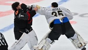 Драка вратарей в Омске: Мишуров и Хуска подрались в матче КХЛ