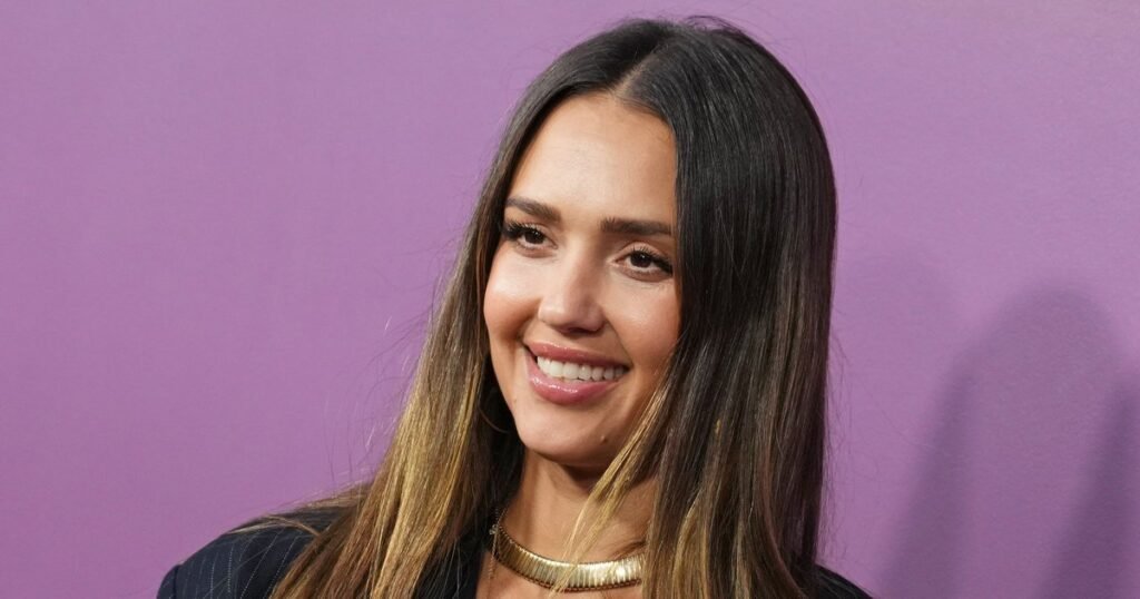 Джессика Альба в крошечном бикини: новая фотосессия