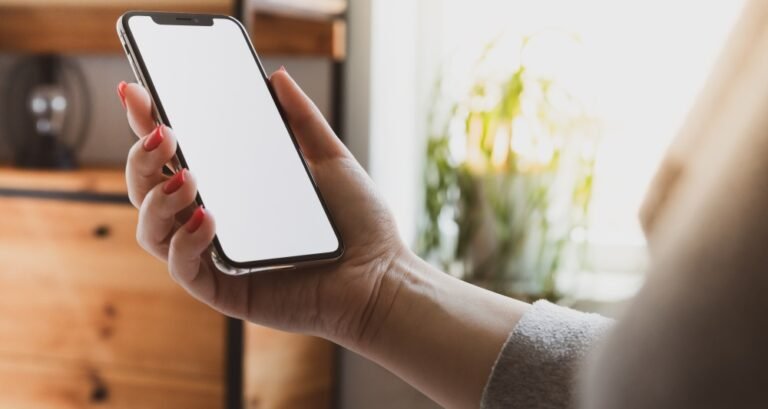 Эксперт рассказал, как защититься от слежки через камеру смартфона