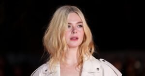 Эль Фаннинг на красной дорожке в стильном образе от Coach