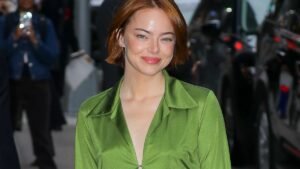 Эмма Стоун в образе Гвинет Пэлтроу: дань моде девяностых