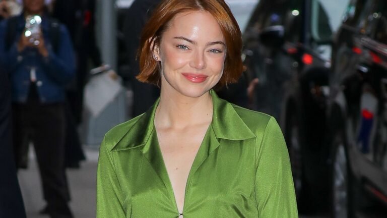 Эмма Стоун в образе Гвинет Пэлтроу: дань моде девяностых