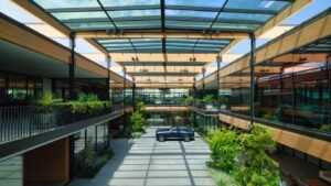 Genesis отмечает 10 лет: дизайнеры погружаются в йогу и готовят авто с дзеном