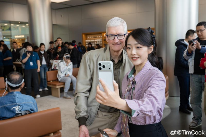 iPhone Air в Китае раскупили за минуты после визита Тима Кука