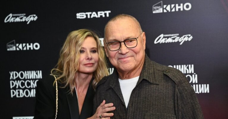 Юлия Высоцкая в мини-юбке появилась на светском мероприятии в поддержку мужа