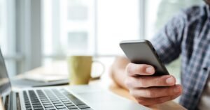 Как мошенники следят за вами через смартфон и что делать