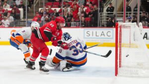 «Каролина» разгромила «Айлендерс»: Свечников забил, Никишин подрался