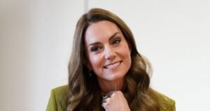 Кейт Миддлтон посетила центр помощи в Оксфорде в оливковом костюме