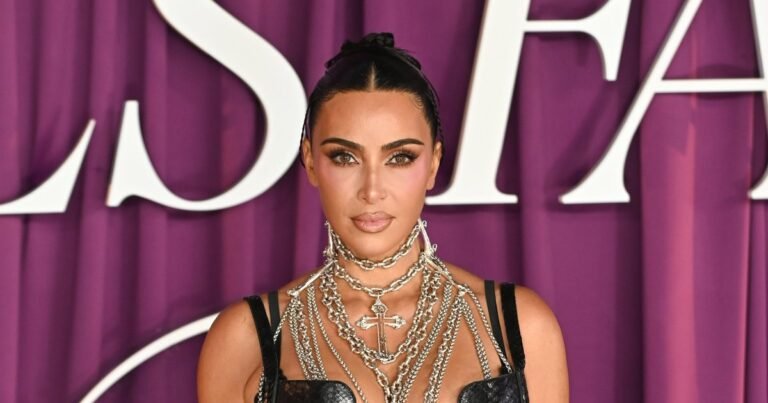 Ким Кардашьян повторила образ Наоми в эффектном кожаном платье