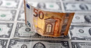 Курс доллара снижается к евро и иене