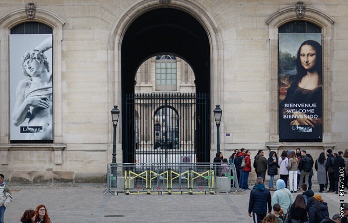 Лувр закрыт до вторника из-за ограбления