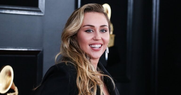 Майли Сайрус в ретро-стиле: фотосессия в эстетике 60-х