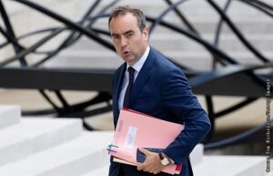 Макрон одобрил отставку премьера Франции Себастьена Лекорню