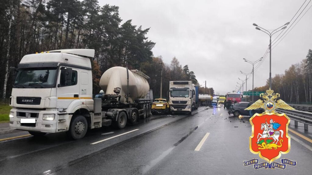 Массовое ДТП под Тулой: 3 жертвы и пробка на трассе М-2