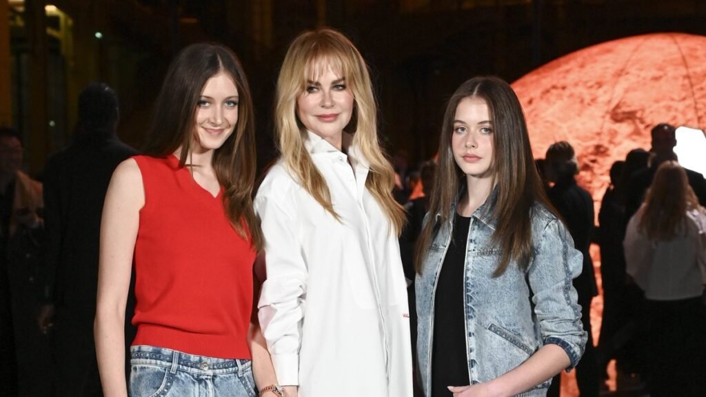 Николь Кидман после разрыва с мужем обновила образ и появилась на публике с дочерями