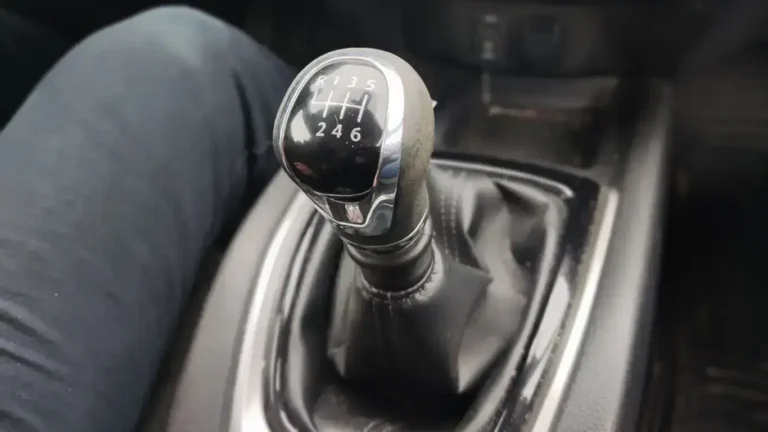 Новые авто с «механикой»: что еще можно найти на глобальном рынке