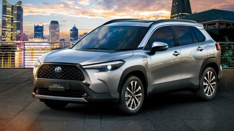 Новый кроссовер Toyota Corolla Cross появился в России