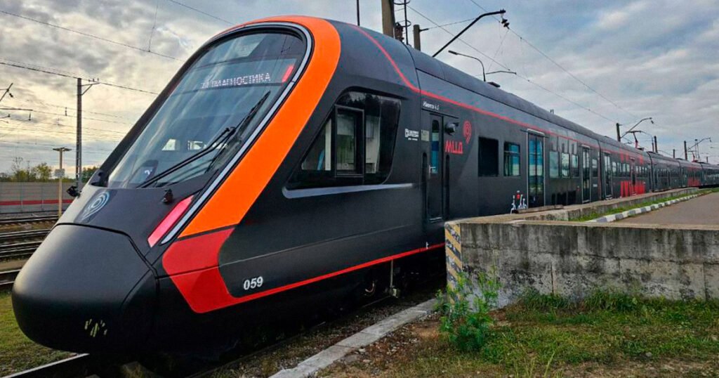 Новый поезд «Иволга» прозванный «Черной Мамбой» отправляется с Киевского вокзала