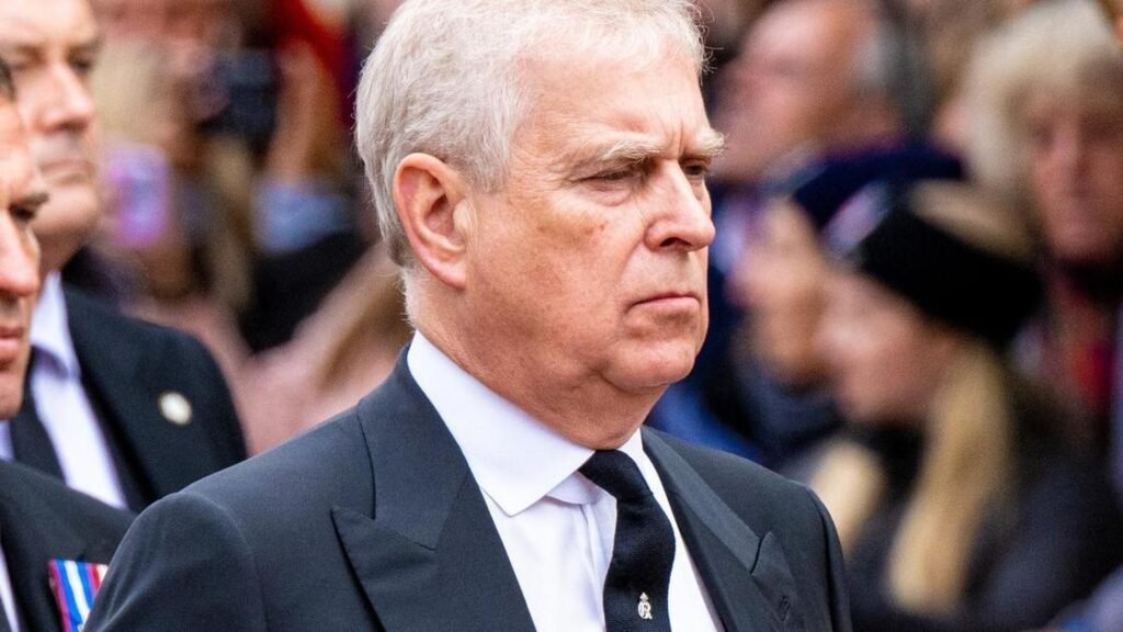 Принц Эндрю лишен титула герцога Йоркского