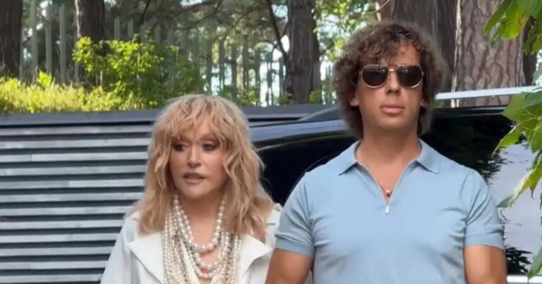 Пугачева и ее муж замечены на Кипре: отношения или обязанность?