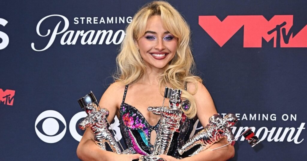 Сабрина Карпентер и корсетные платья: ажиотаж в России