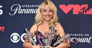 Сабрина Карпентер и корсетные платья: ажиотаж в России