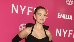 Селена Гомес раскрыла свой новый образ на свежей фотографии