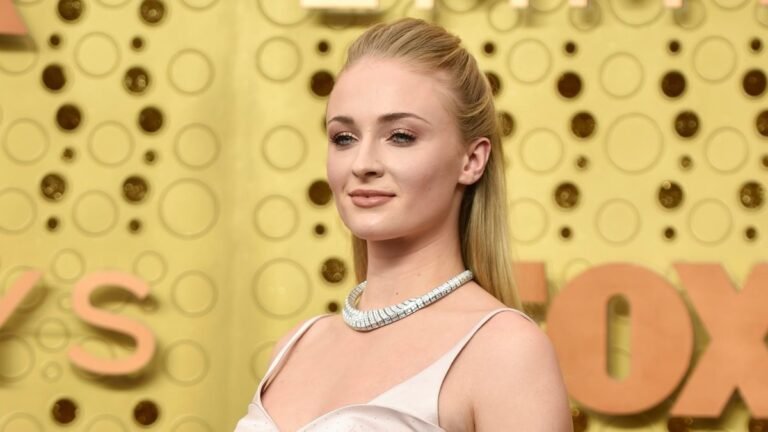 Софи Тернер замечена с бывшим женихом Дакоты Джонсон