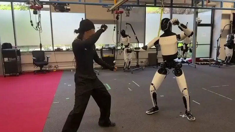 Tesla Optimus осваивает кунг-фу: робот учится боевым приёмам