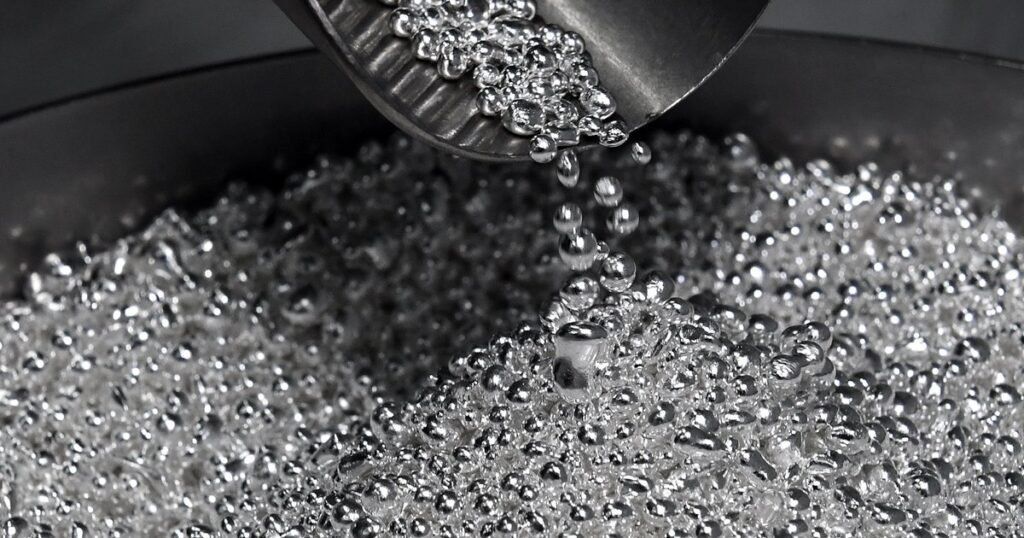 Цена серебра превысила $48 впервые с 2011 года