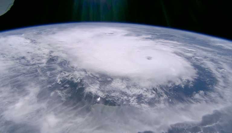 Ураган «Мелисса» threatens Ямайку: кадры разрушительного шторма